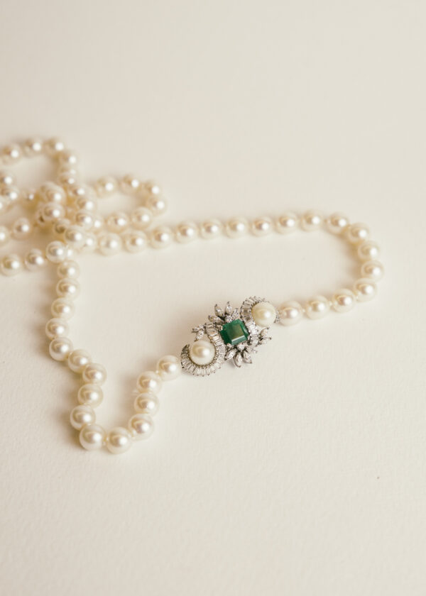 collar-perlas-broche-oro-blanco-14k-diamantes-esmeraldas-baguette collar de perlas con broche de esmeraldas