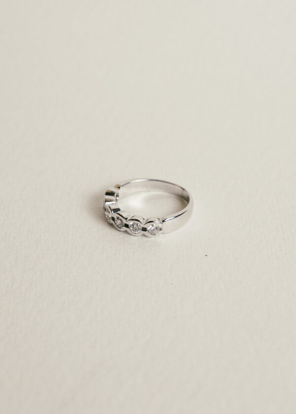sortija-oro-blanco-18k-diamantes-pedida (2) sortija cintillo diamantes